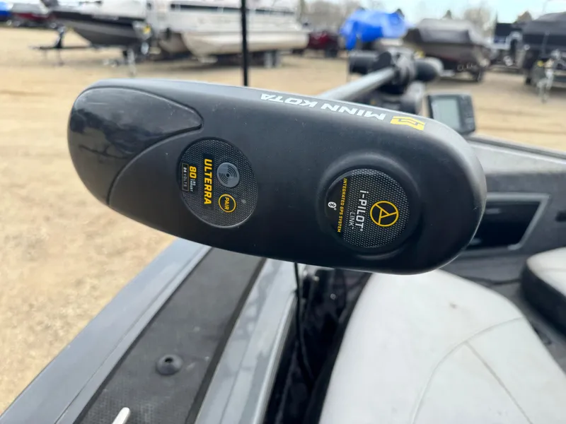 Slide: The Image of Minn Kota Ulterra motor on 2016 Tracker Targa V-18 Combo boat, featuring i-Pilot technology. - 14