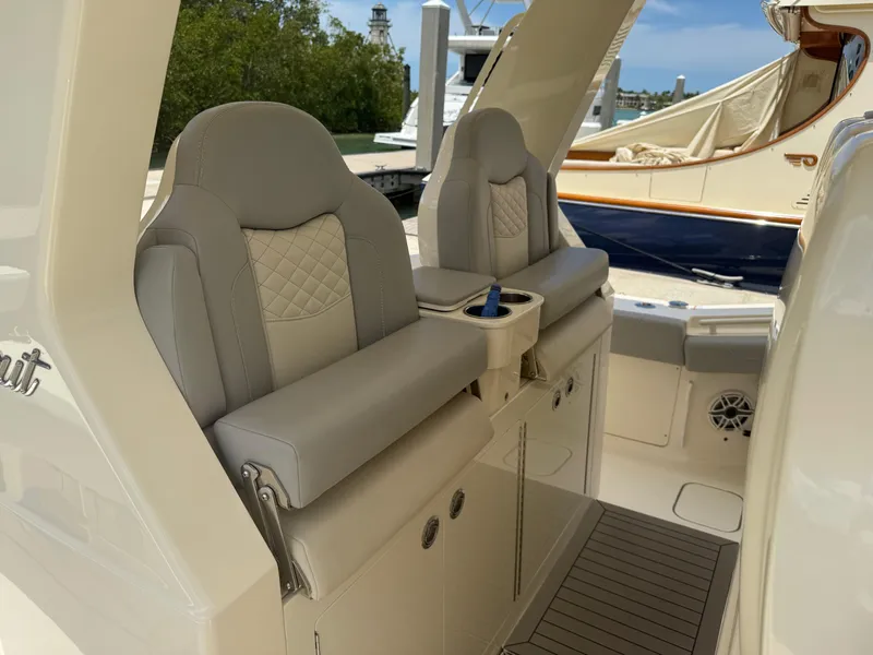Slide: The Image of Luxury seating on 2022 Scout 425 LXF boat, featuring elegant design and comfort. - 15