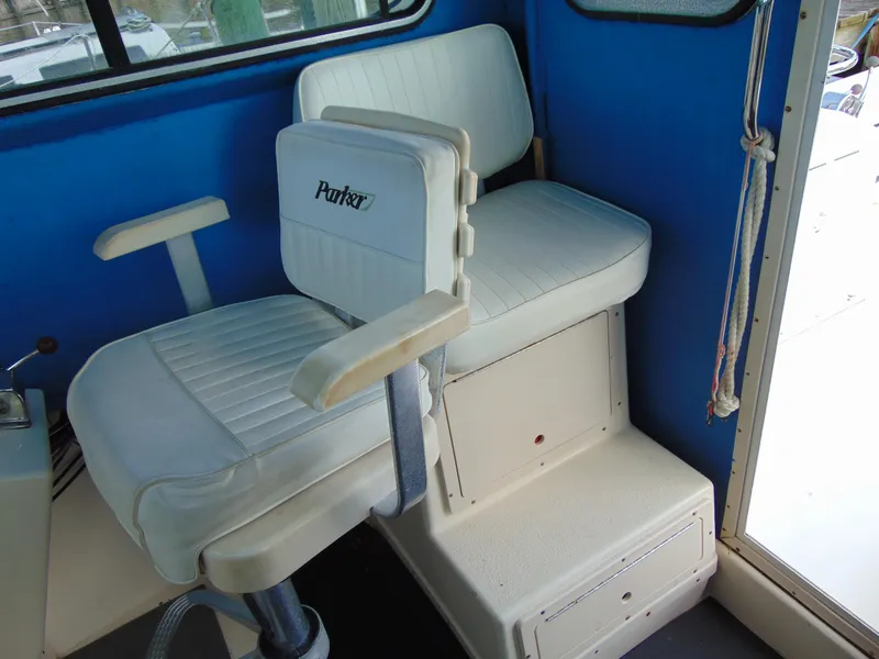 Slide: The Image of Captain's chair in 2005 Parker 2520 Deep Vee Sport Cabin boat interior. - 12