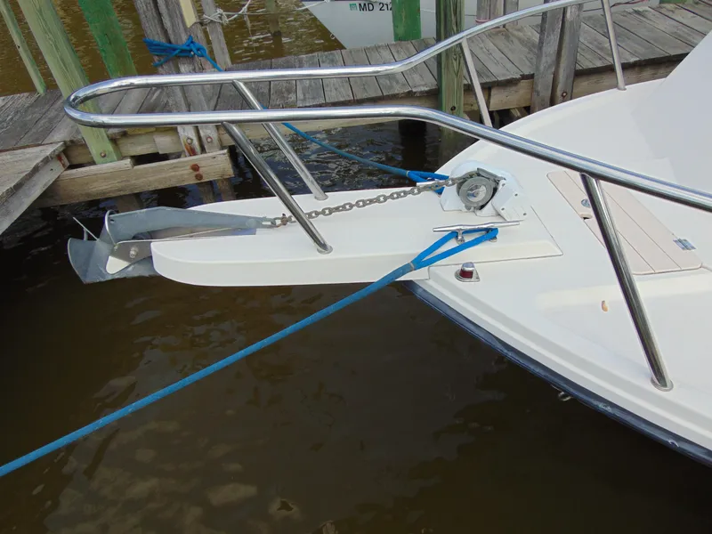 Slide: The Image of 2005 Parker 2520 Deep Vee Sport Cabin boat bow with anchor and railing. - 14