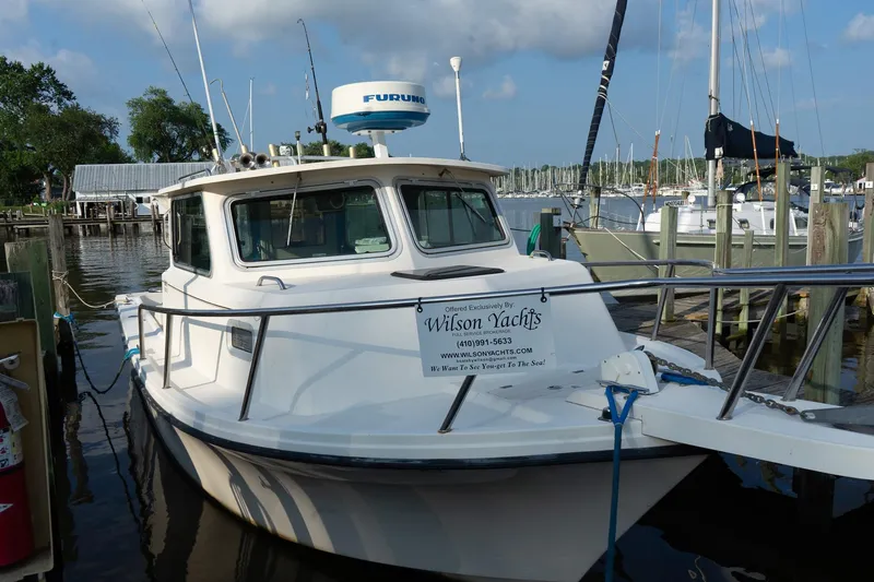 Slide: The Image of 2005 Parker 2520 Deep Vee Sport Cabin boat docked at marina. - 17