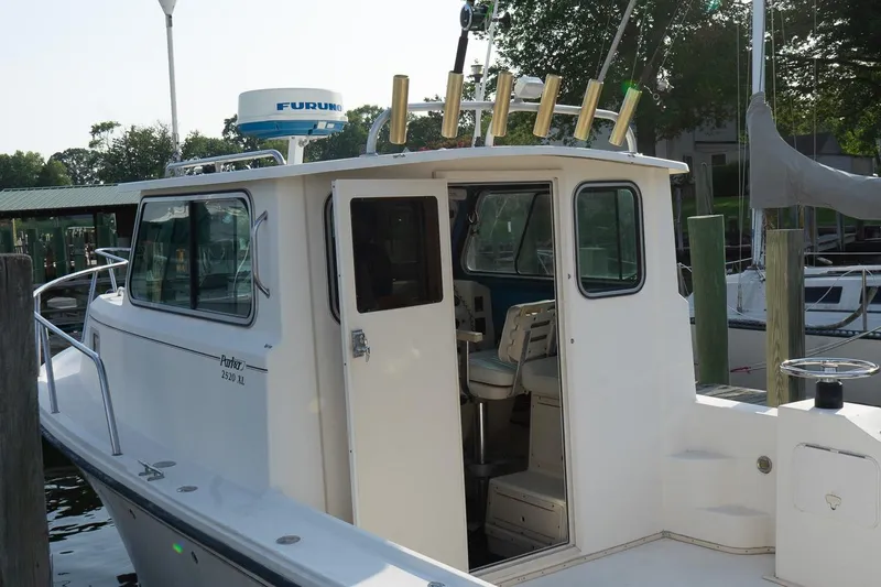 Slide: The Image of 2005 Parker 2520 Deep Vee Sport Cabin boat docked at marina. - 19