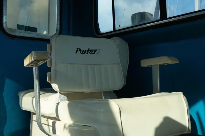 Slide: The Image of White captain's chair inside 2005 Parker 2520 Deep Vee Sport Cabin boat. - 27