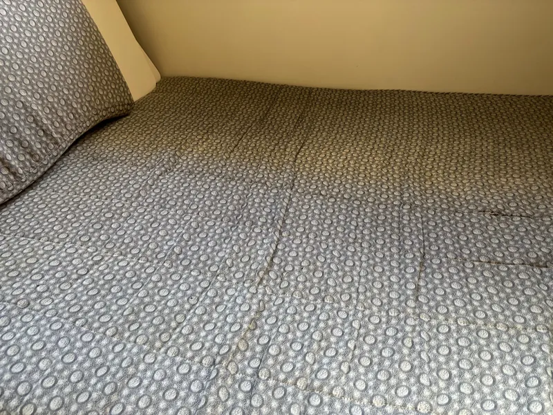 Slide: The Image of 2004 Maxum 2900 SCR cabin bed with patterned bedding. - 18