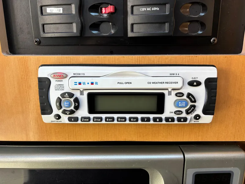 Slide: The Image of 2004 Maxum 2900 SCR boat stereo system with CD weather receiver and control panel. - 8