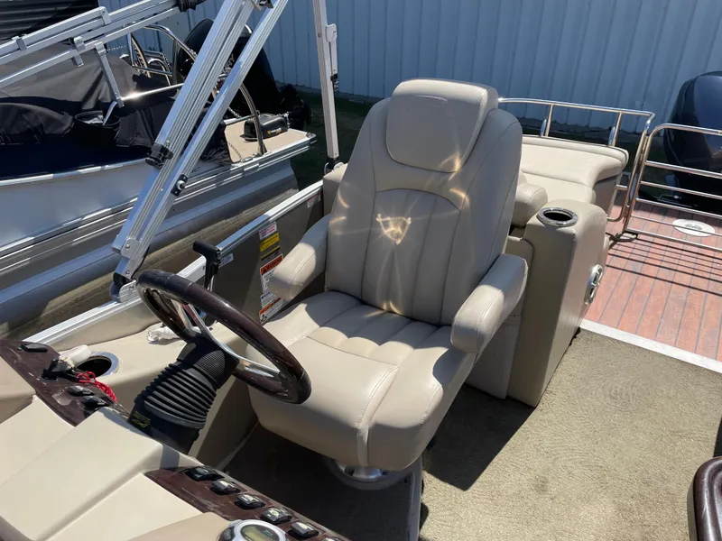 Slide: The Image of Captain's chair on 2013 Bennington 2275 RCW pontoon boat, featuring beige upholstery and steering wheel. - 10