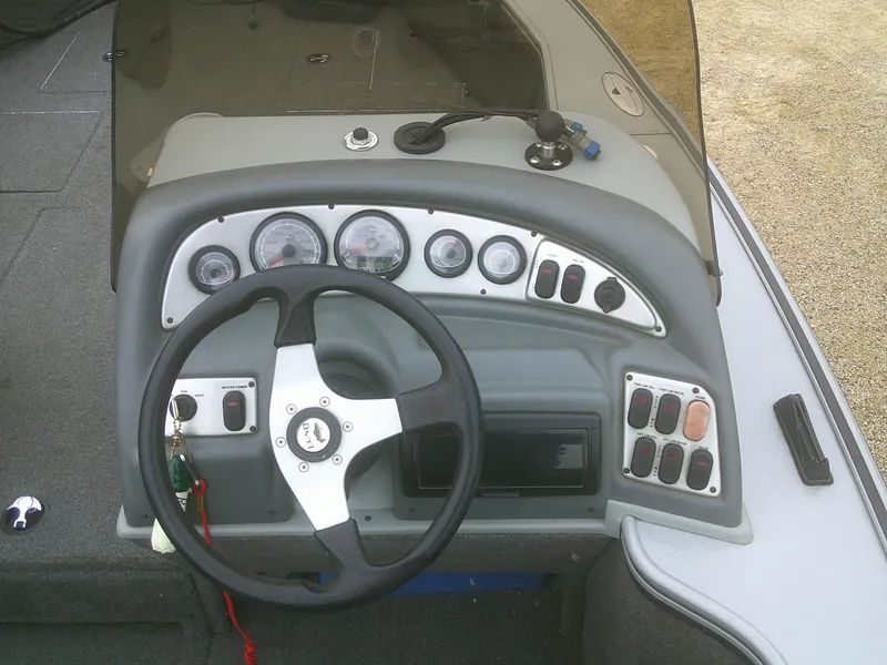 Slide: The Image of 2007 Lund 1900 Pro-V SE boat dashboard with steering wheel and instrument panel. - 10