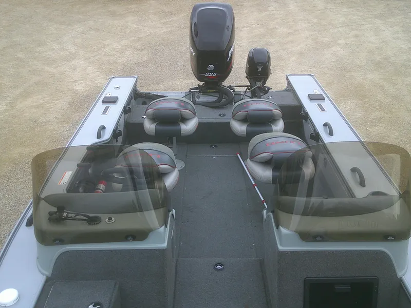 Slide: The Image of 2007 Lund 1900 Pro-V SE boat interior with seating and motor. - 16