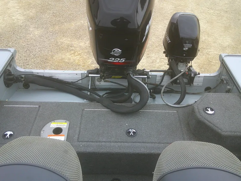 Slide: The Image of 2007 Lund 1900 Pro-V SE boat with dual outboard motors, rear view. - 21