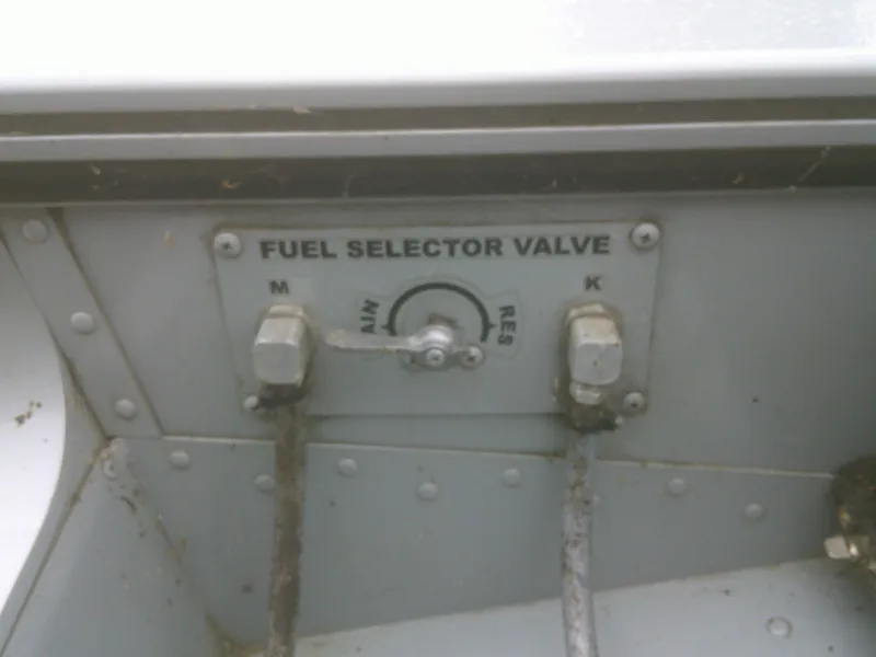 Slide: The Image of Fuel selector valve on 2007 Lund 1900 Pro-V SE boat, showing main and reserve settings. - 22