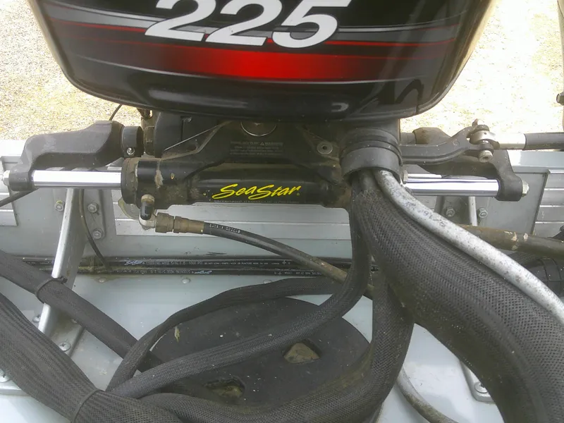 Slide: The Image of Outboard motor on 2007 Lund 1900 Pro-V SE with SeaStar hydraulic steering. - 23