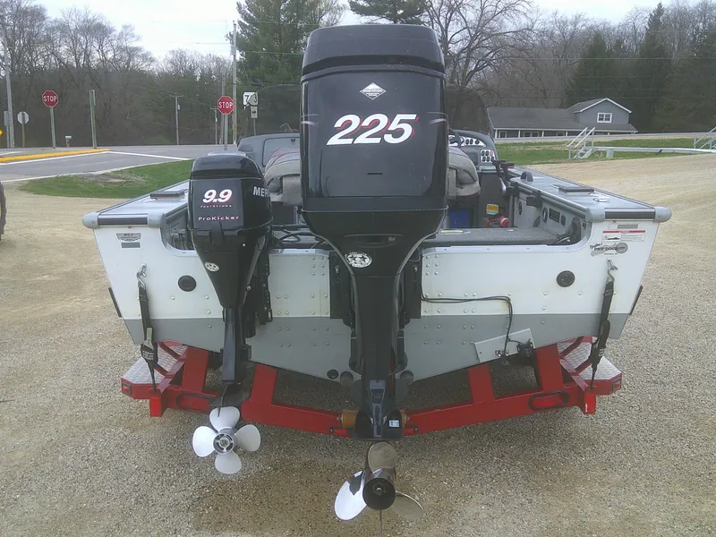Slide: The Image of 2007 Lund 1900 Pro-V SE boat with dual outboard motors on a red trailer. - 3