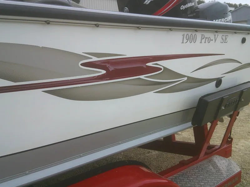Slide: The Image of 2007 Lund 1900 Pro-V SE boat with sleek red and gray graphics on a trailer. - 7
