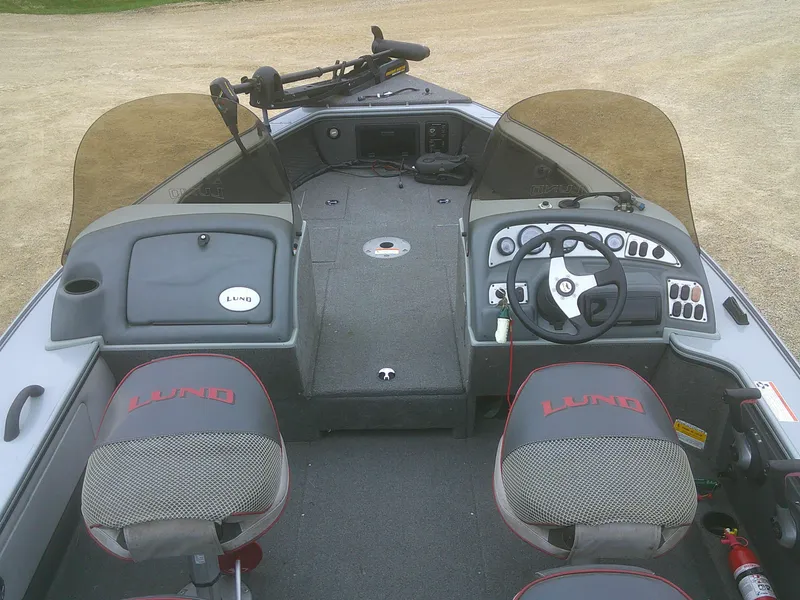 Slide: The Image of 2007 Lund 1900 Pro-V SE boat interior with steering wheel and seating. - 9