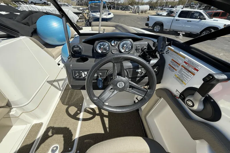 Slide: The Image of Bayliner 195DB 2016 - 12