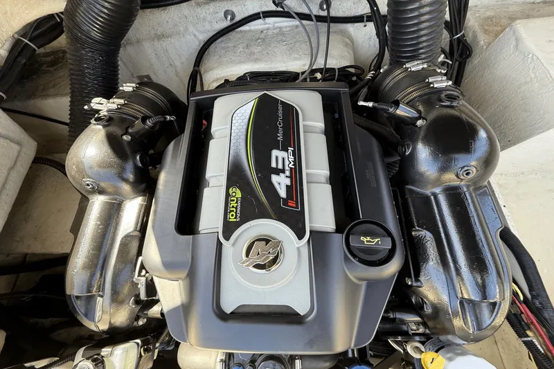 Slide: The Image of Bayliner 195DB 2016 - 31