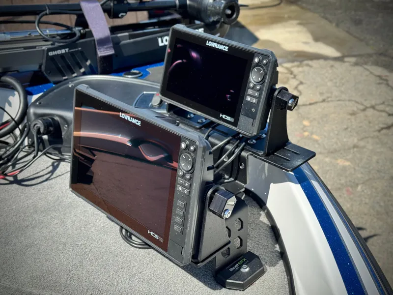 Slide: The Image of Dual Lowrance displays on 2021 Nitro Z19 Sport boat dashboard. - 13