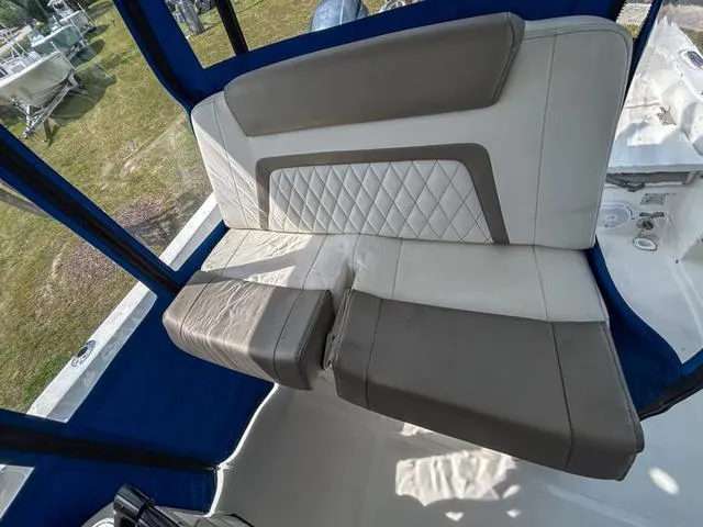 Slide: The Image of World Cat 235CC 2021 - 8