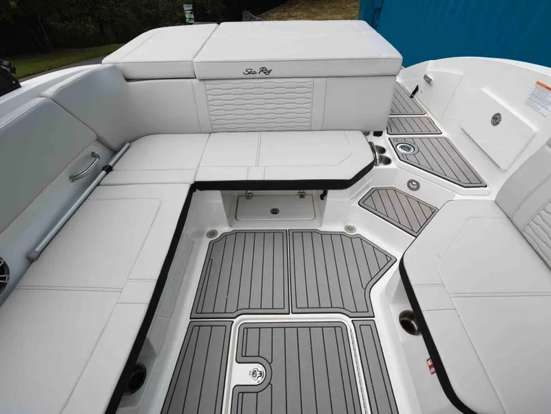 Slide: The Image of Sea Ray SPX 230 2025 - 15