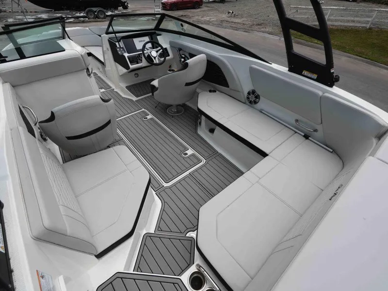 Slide: The Image of Sea Ray SPX 230 2025 - 6