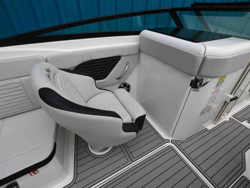 Slide: The Image of Sea Ray SPX 230 2025 - 8