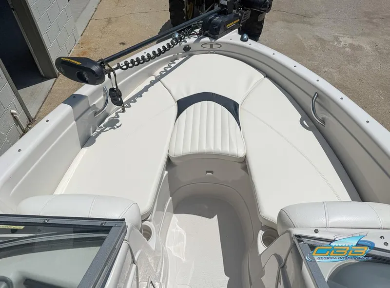 Slide: The Image of 2007 Tahoe Q7i SF boat interior with white seating and trolling motor. - 10