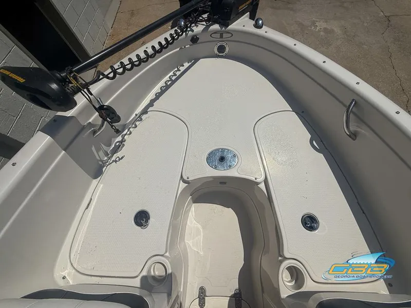Slide: The Image of 2007 Tahoe Q7i SF boat interior with trolling motor and seating area. - 11