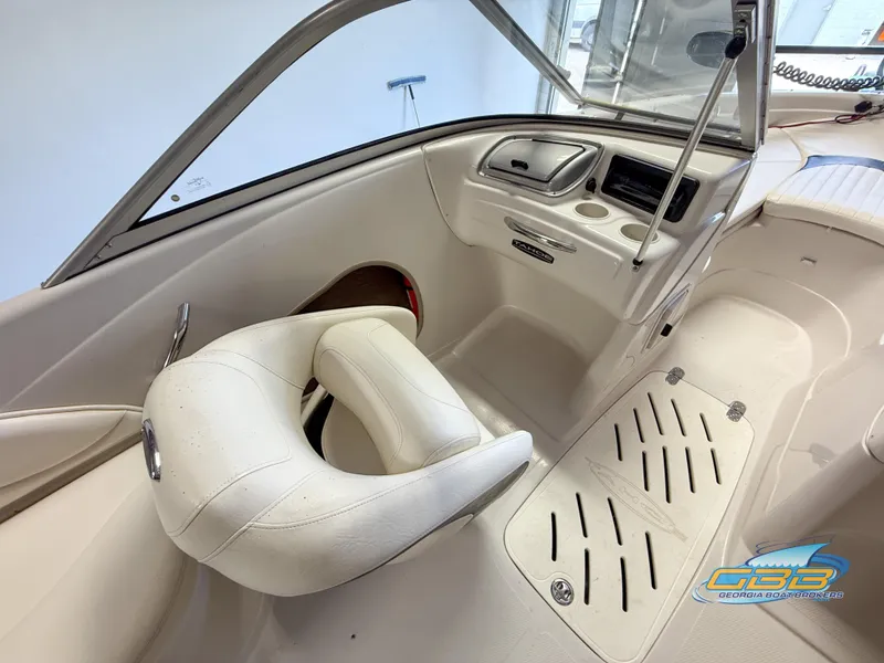 Slide: The Image of 2007 Tahoe Q7i SF boat interior with white seating and dashboard controls. - 17