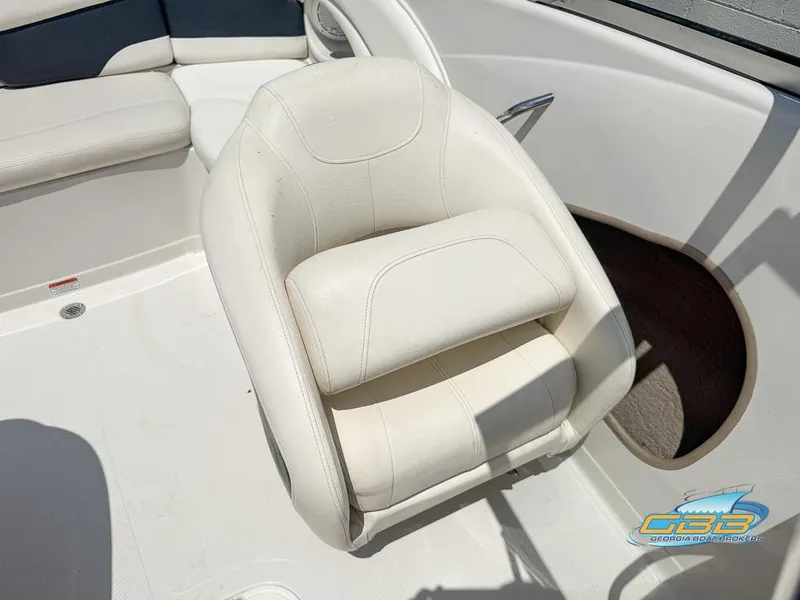 Slide: The Image of White leather seat on 2007 Tahoe Q7i SF boat interior. - 18