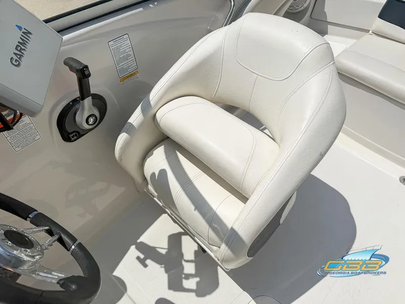 Slide: The Image of Captain's seat in 2007 Tahoe Q7i SF boat with Garmin equipment. - 19