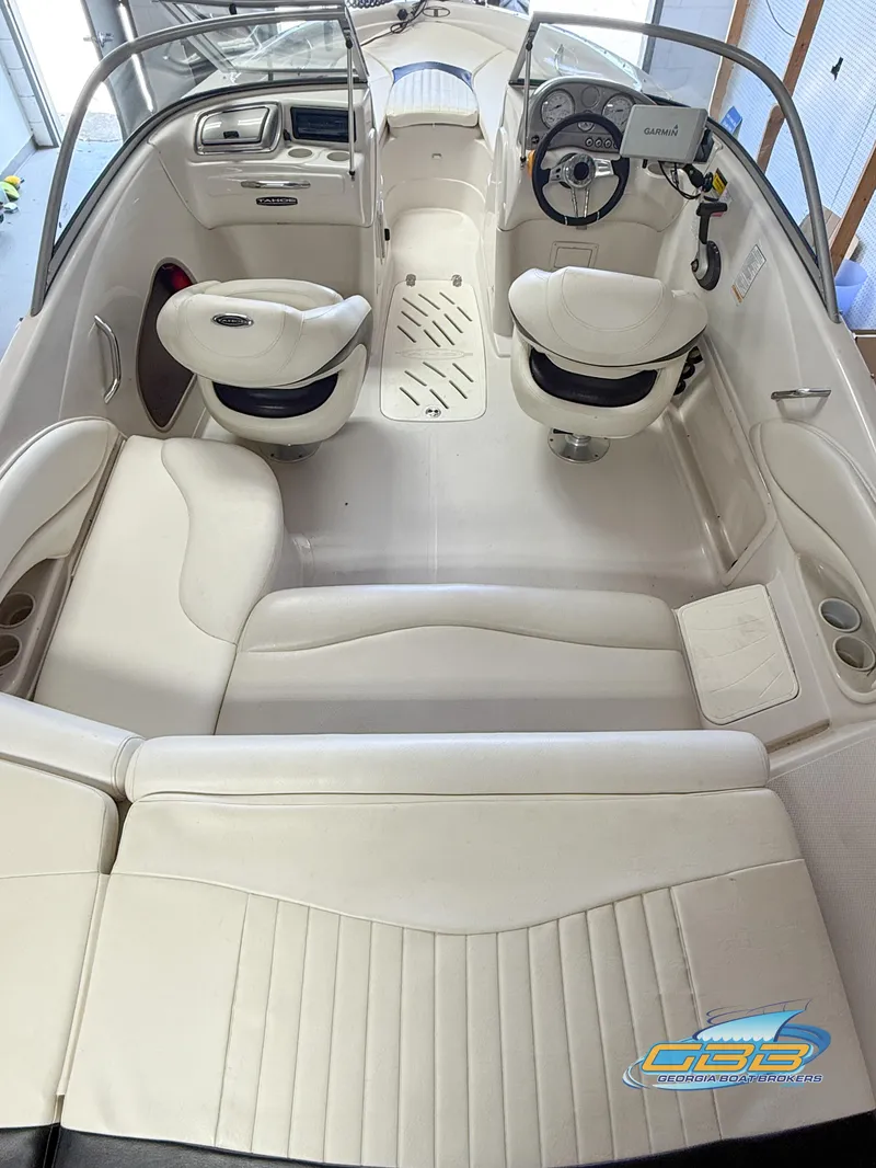 Slide: The Image of 2007 Tahoe Q7i SF boat interior with white seating and steering console. - 22