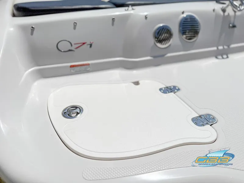 Slide: The Image of 2007 Tahoe Q7i SF boat deck with storage compartment and logo. - 24