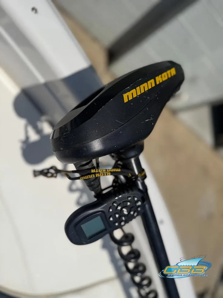 Slide: The Image of Minn Kota trolling motor on 2007 Tahoe Q7i SF boat. - 27