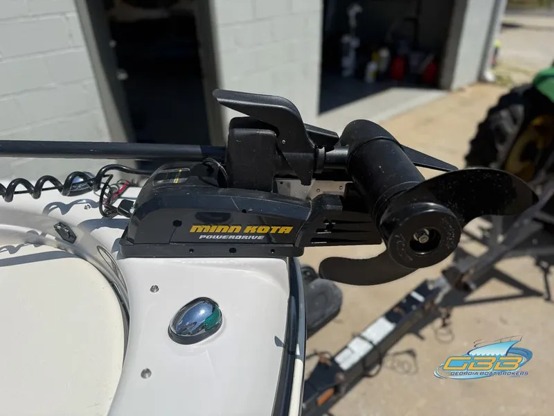 Slide: The Image of Minn Kota trolling motor on 2007 Tahoe Q7i SF boat, close-up view. - 28