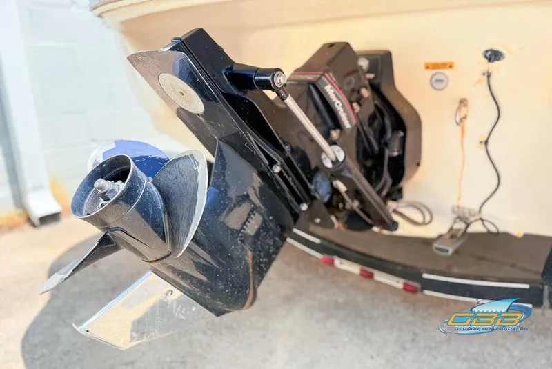 Slide: The Image of 2007 Tahoe Q7i SF boat with Mercury outboard motor, close-up of propeller and stern. - 9