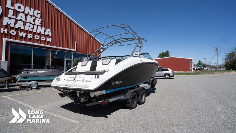 Slide: The Image of 2021 Yamaha Boats 252SE on trailer at Long Lake Marina showroom. - 10