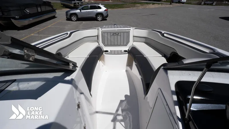 Slide: The Image of 2021 Yamaha Boats 252SE interior view at Long Lake Marina. - 15