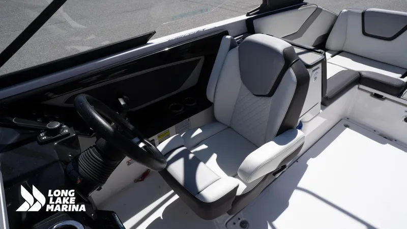 Slide: The Image of 2021 Yamaha Boats 252SE interior with steering wheel and seating at Long Lake Marina. - 19
