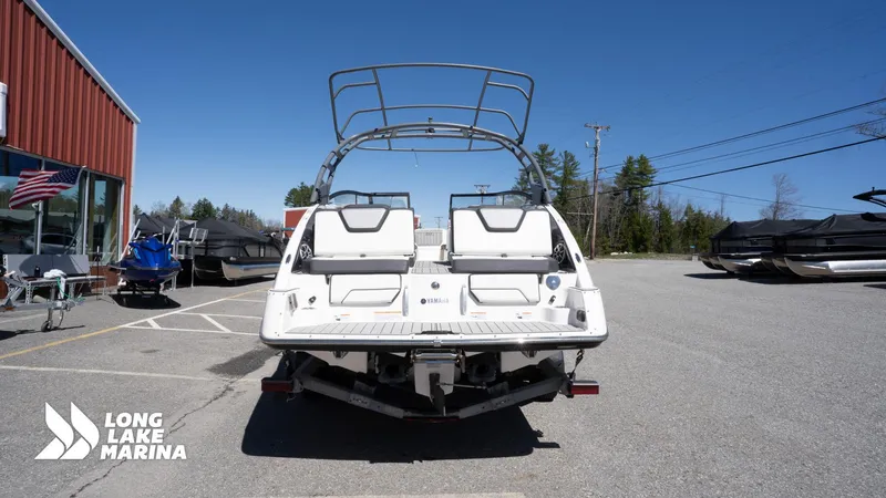 Slide: The Image of 2021 Yamaha Boats 252SE at Long Lake Marina, rear view, parked outdoors. - 9