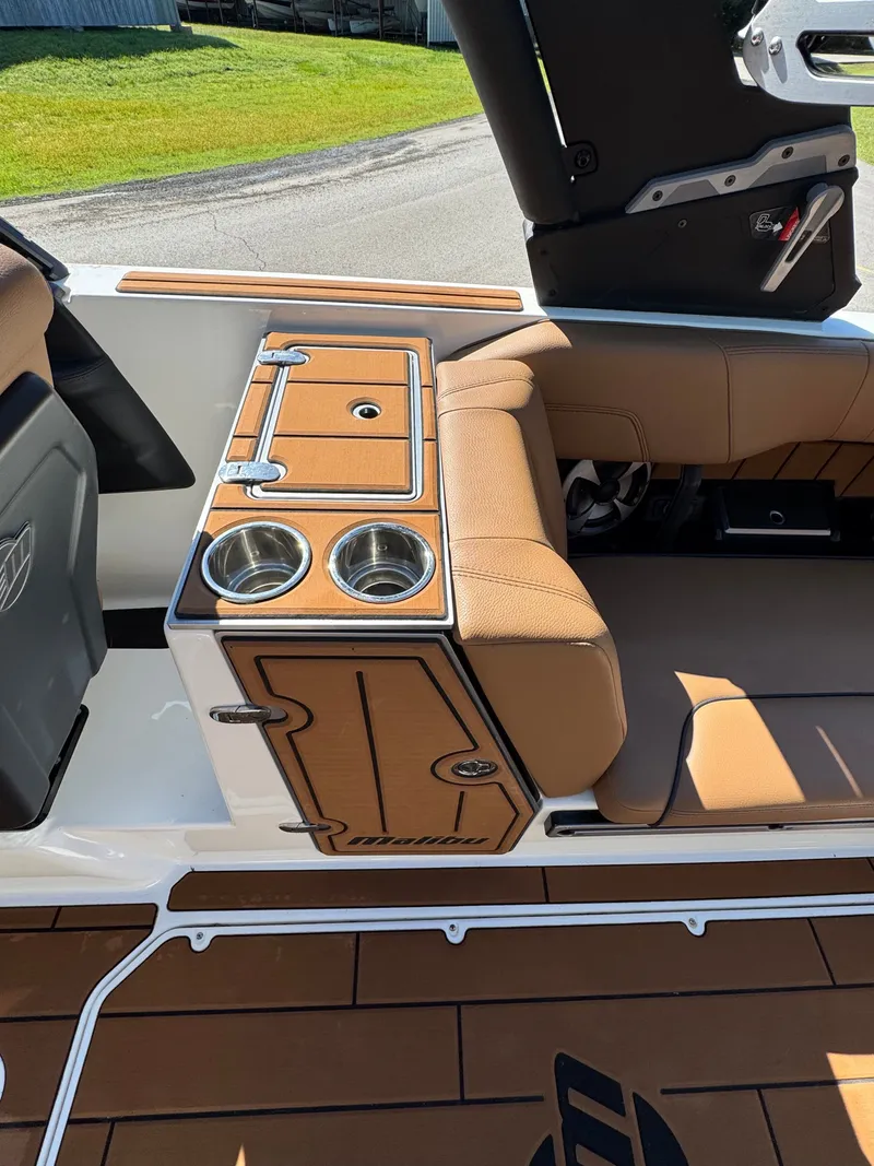 Slide: The Image of Malibu Wakesetter 24 MXZ 2021 - 10