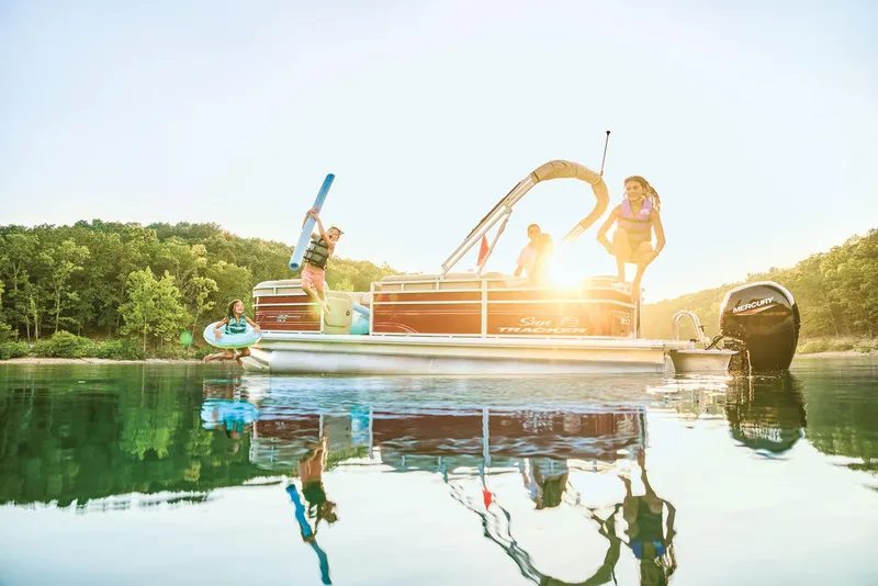 Slide: The Image of Sun Tracker Party Barge 22 RF DLX 2025 - 51