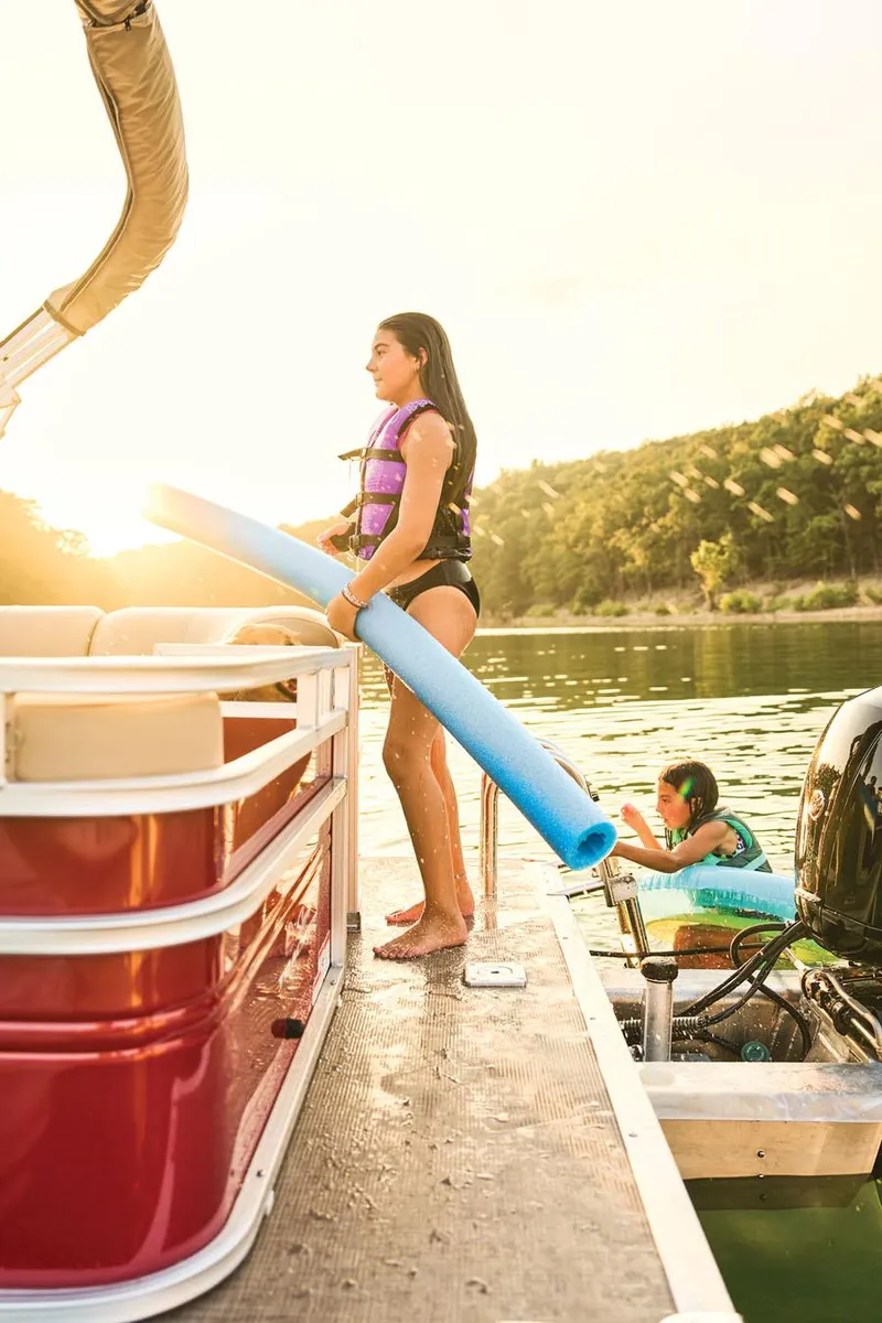 Slide: The Image of Sun Tracker Party Barge 22 RF DLX 2025 - 68