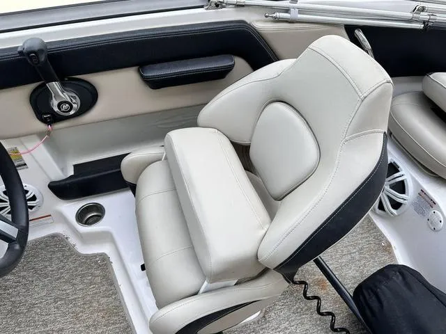 Slide: The Image of Chaparral 21 H2O Ski & Fish 2018 - 15