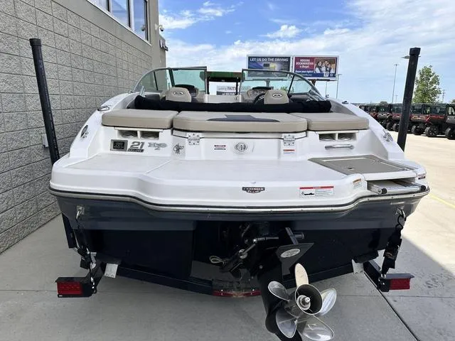 Slide: The Image of Chaparral 21 H2O Ski & Fish 2018 - 5