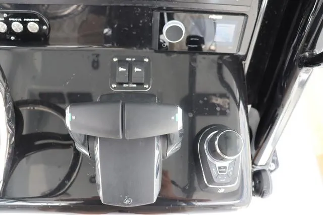 Slide: The Image of Yellowfin 39 Offshore 2024 - 33