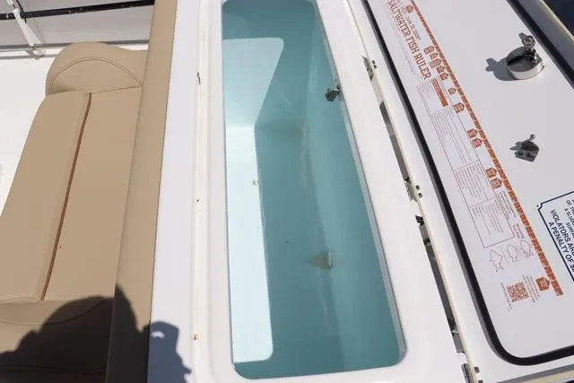 Slide: The Image of Sea Hunt Gamefish 27 With Coffin Box 2017 - 16