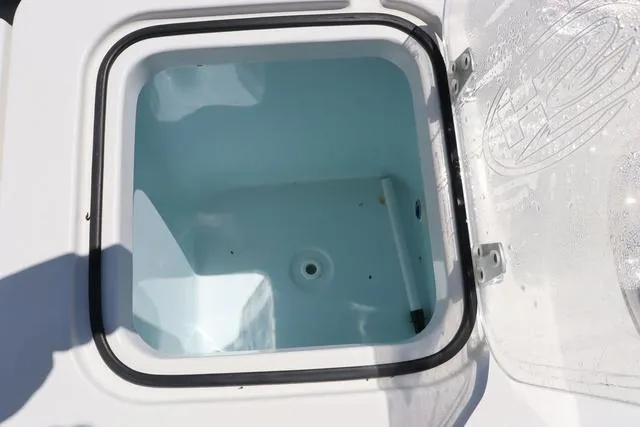 Slide: The Image of Sea Hunt Gamefish 27 With Coffin Box 2017 - 17