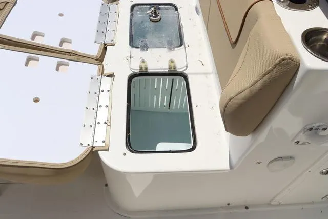 Slide: The Image of Sea Hunt Gamefish 27 With Coffin Box 2017 - 18