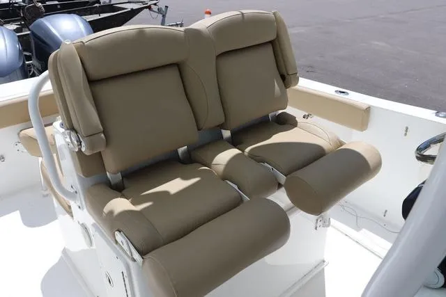 Slide: The Image of Sea Hunt Gamefish 27 With Coffin Box 2017 - 9