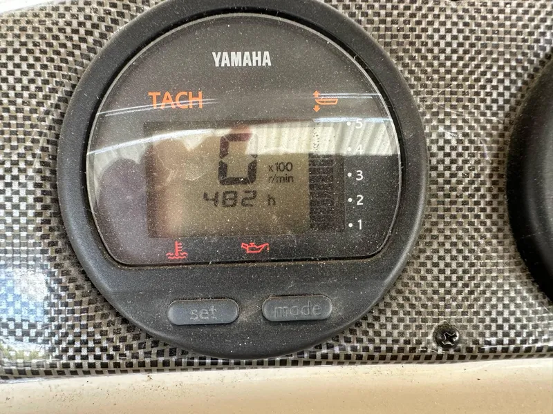 Slide: The Image of Yamaha tachometer displaying 482 hours on a 2004 PlayCraft 2500 Ultra boat. - 15